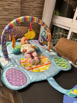 Gimnasio para bebés con arco y juguetes