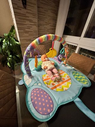 Gimnasio para bebés con arco y juguetes