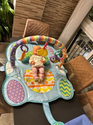 Gimnasio para bebés con arco y juguetes