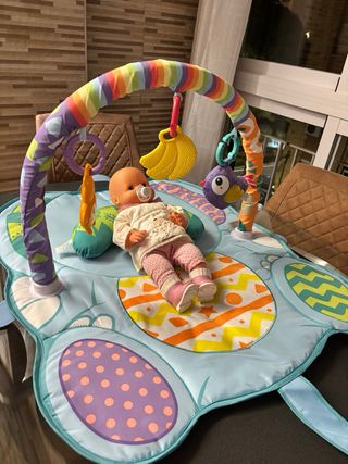 Gimnasio para bebés con arco y juguetes