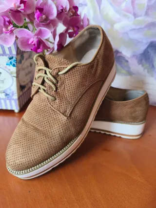 Zapatos marrones con cordones talla 39