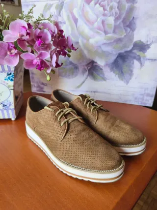 Zapatos marrones con cordones talla 39
