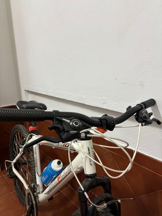 Bicicleta de montaña blanca