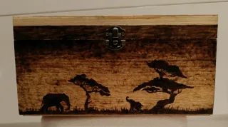 Caja de madera pirograbada Africa