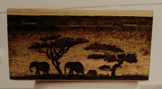 Caja de madera pirograbada Africa