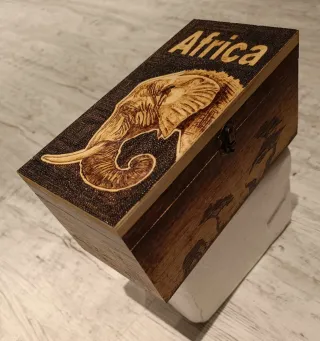 Caja de madera pirograbada Africa