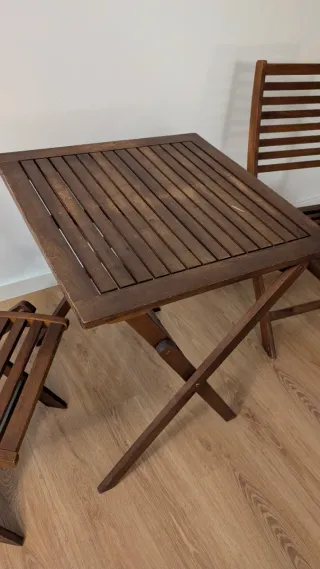 Mesa y 2 Sillas Plegables Madera Teka