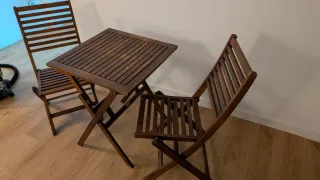 Mesa y 2 Sillas Plegables Madera Teka