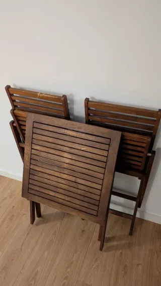 Mesa y 2 Sillas Plegables Madera Teka