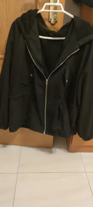 Abrigo negro con capucha