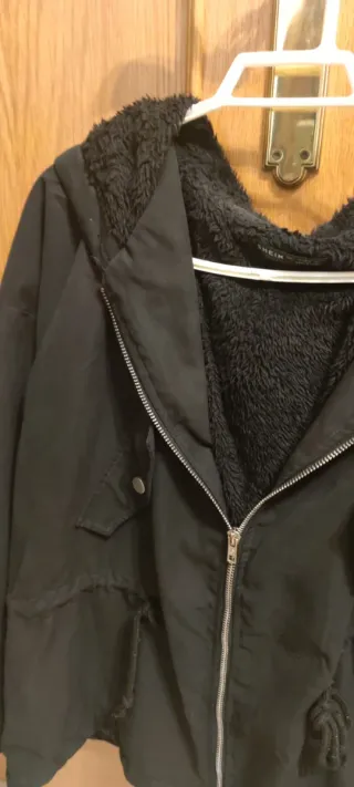 Abrigo negro con capucha