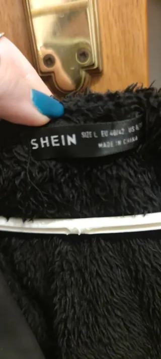 Abrigo negro con capucha