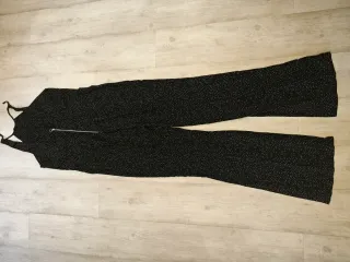 Mono negro con lunares blancos