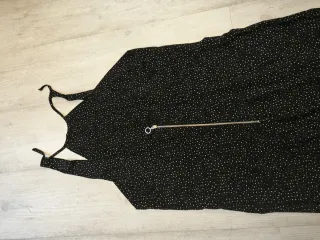 Mono negro con lunares blancos