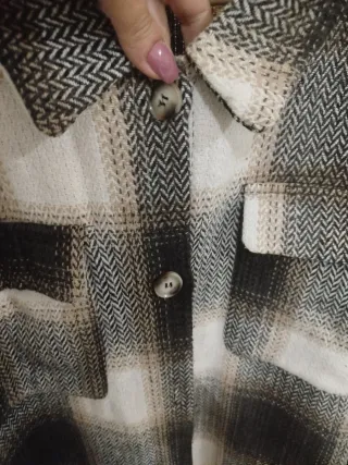 Abrigo/sobretodo a cuadros. Muy bueno.