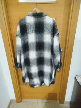 Abrigo/sobretodo a cuadros. Muy bueno.