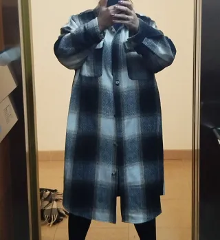 Abrigo/sobretodo a cuadros. Muy bueno.