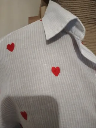Camisa blanca con corazones rojos
