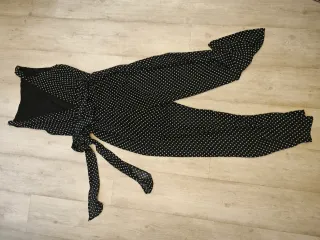 Mono negro con lunares blancos