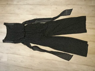 Mono negro con lunares blancos