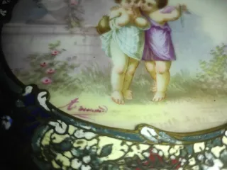 Bandeja de bronce con querubines en porcelana