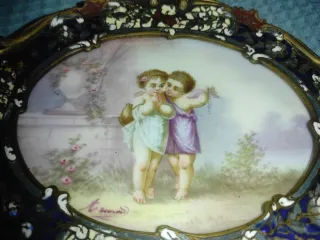 Bandeja de bronce con querubines en porcelana