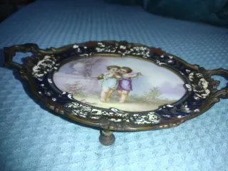 Bandeja de bronce con querubines en porcelana