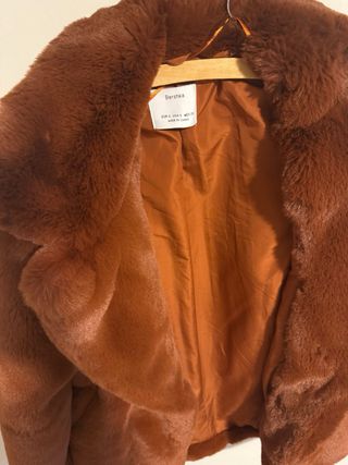 Abrigo pelo Bershka marrón