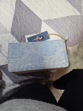 Cartera de mano azul y rosa