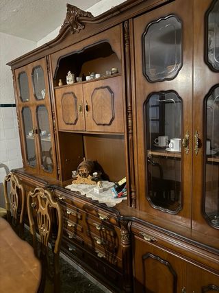 Mueble de salón de madera y cristal. Mesa y sillas