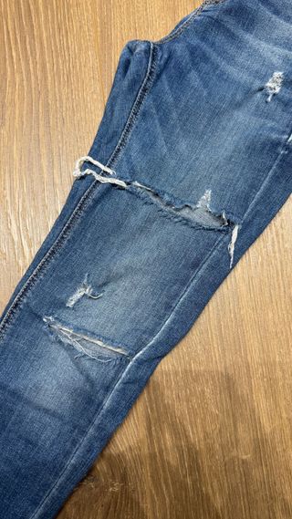 Pantalón vaquero desgastado azul