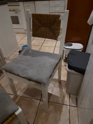 Sillas de cocina blancas y mimbre