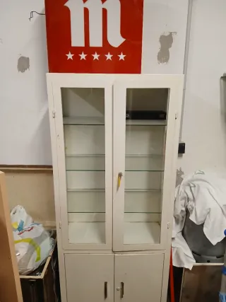 Mueble metálico blanco con puertas de cristal