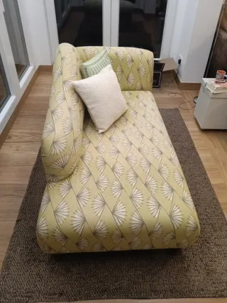 Chaiselongue amarillo con motivos florales