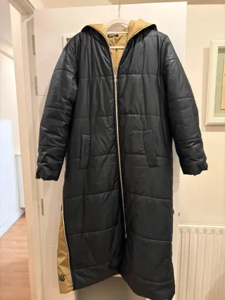 Plumífero largo Bocceto negro y dorado