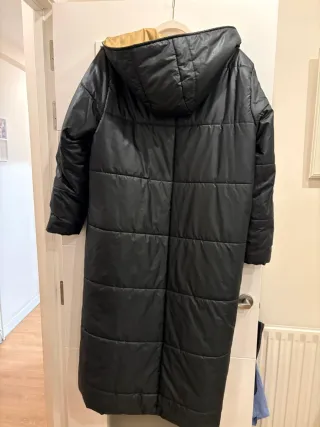 Plumífero largo Bocceto negro y dorado