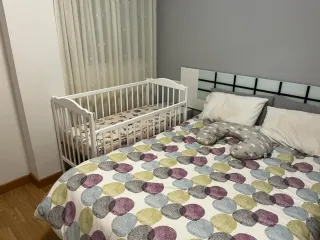 Cuna de bebé blanca el retoño azul