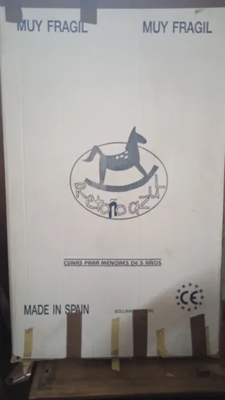 Cuna de bebé blanca el retoño azul