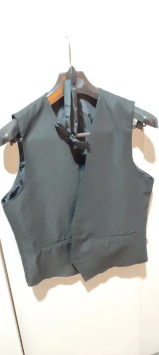 Chaleco y pajarita de camarero negro