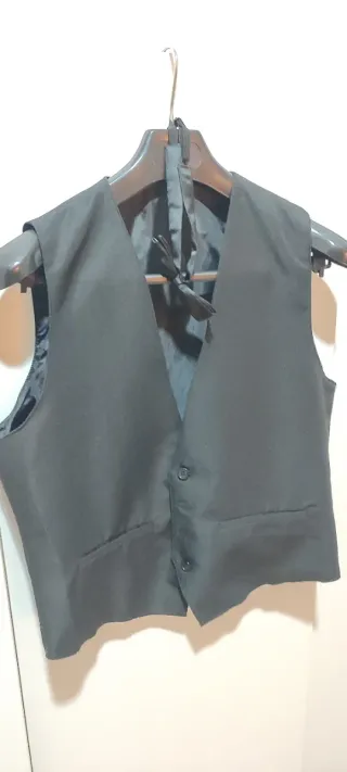 Chaleco y pajarita de camarero negro