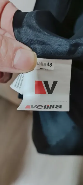 Chaleco y pajarita de camarero negro