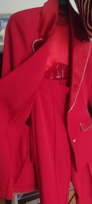 Traje de chaqueta y pantalón rojo