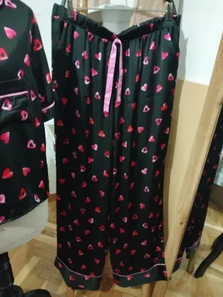 Pijama de satén con corazones