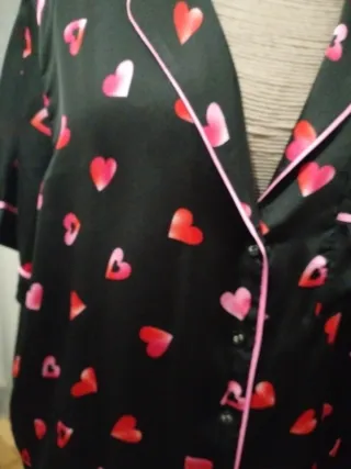 Pijama de satén con corazones