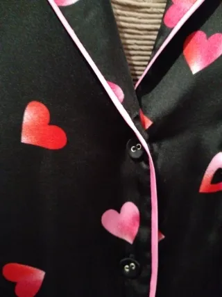 Pijama de satén con corazones
