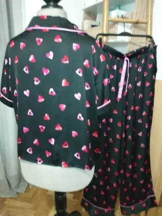 Pijama de satén con corazones