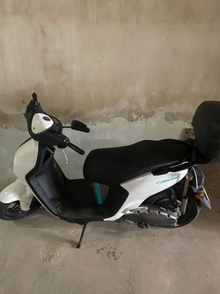 Moto Scooter Blanca y Negra eléctrica 3 años nueva