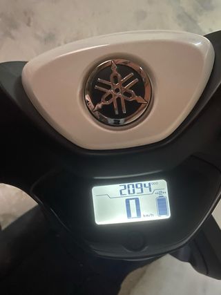 Moto Scooter Blanca y Negra eléctrica 3 años nueva