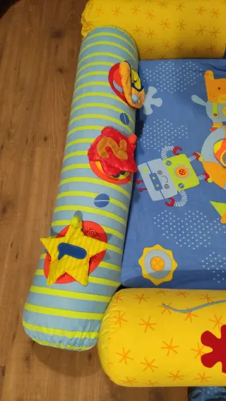 Parque infantil con cojines y bolsa