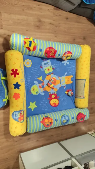 Parque infantil con cojines y bolsa